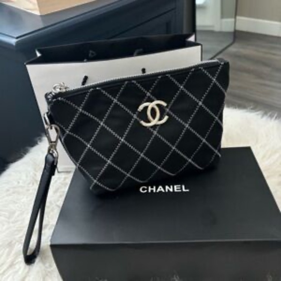 NWOT Chanel Wristlet pouch - Picture 6 of 8